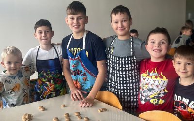 Medgeneracijska praznična peka piškotov